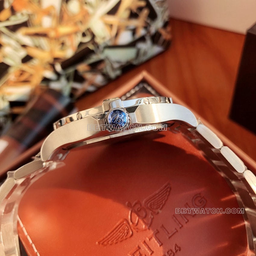 原单百年灵复仇者超A高仿黄盘钢带款A17319101I1A1侧面实拍图