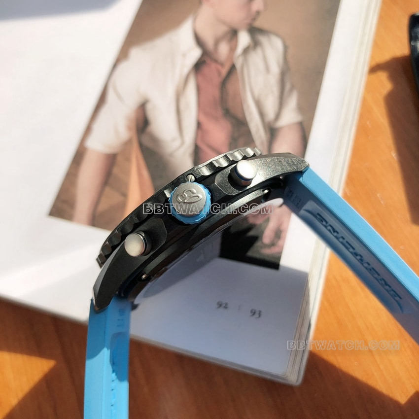 原单百年灵专业一比一超A精仿黑盘蓝色橡胶款X82310281B1S1侧面实拍图