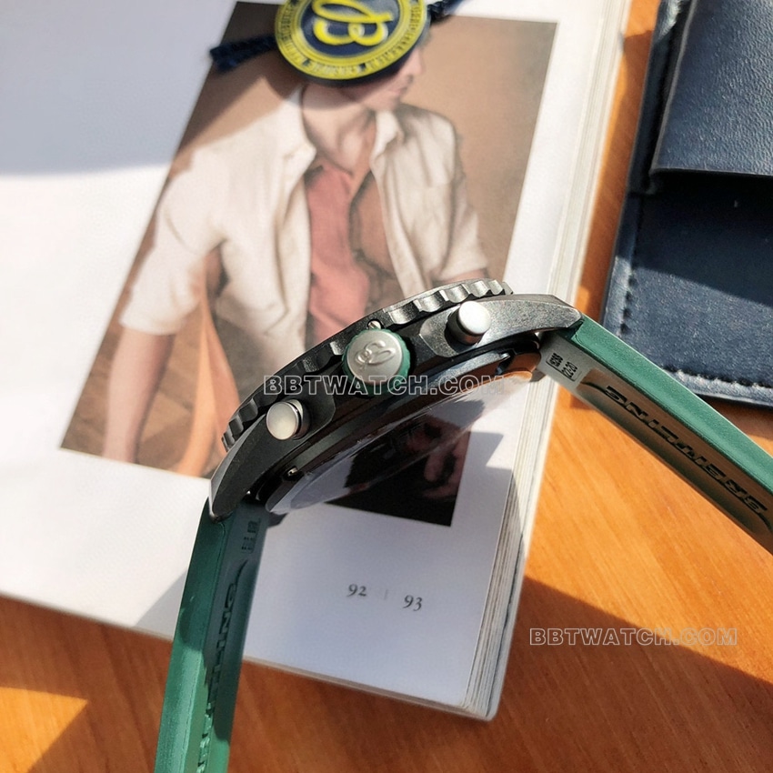 原单百年灵专业一比一超A高仿黑盘绿色橡胶款X82310D31B1S1侧面实拍图