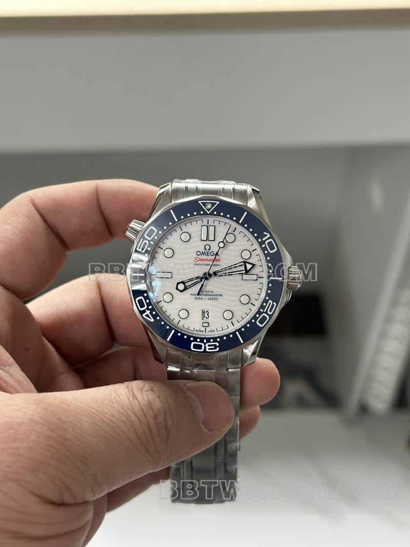 VS欧米茄海马一比一超A高仿白盘522.30.42正面实拍图