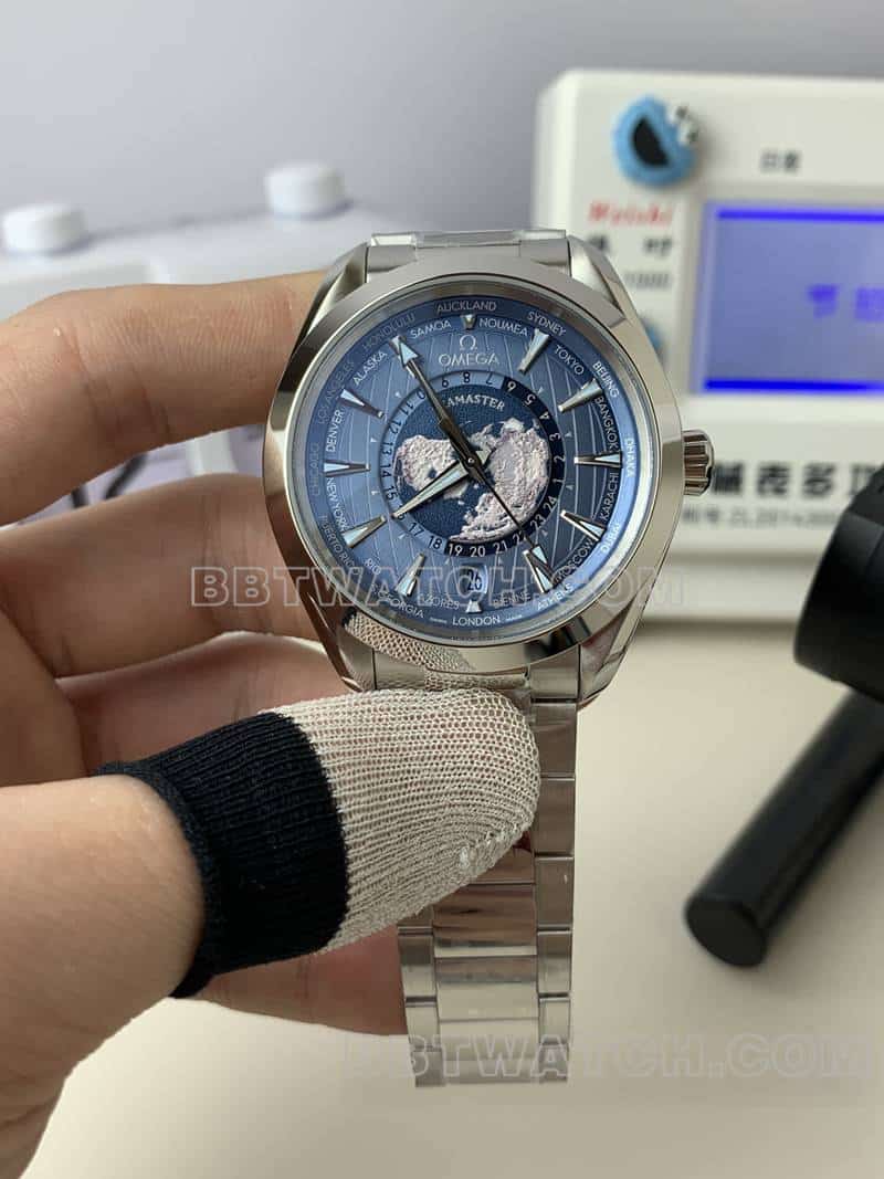VS欧米茄海马一比一超A精仿蓝盘世界时220.10.43正面实拍图