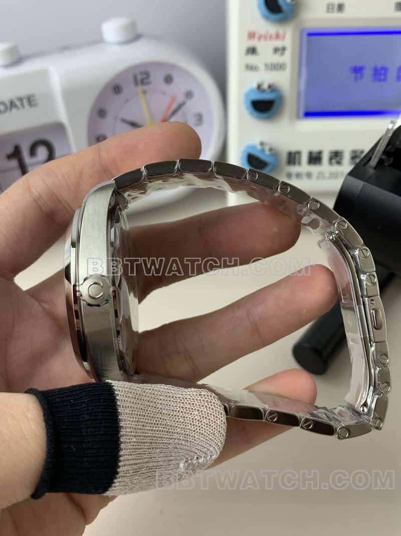 VS欧米茄海马一比一超A精仿蓝盘世界时220.10.43侧面实拍图