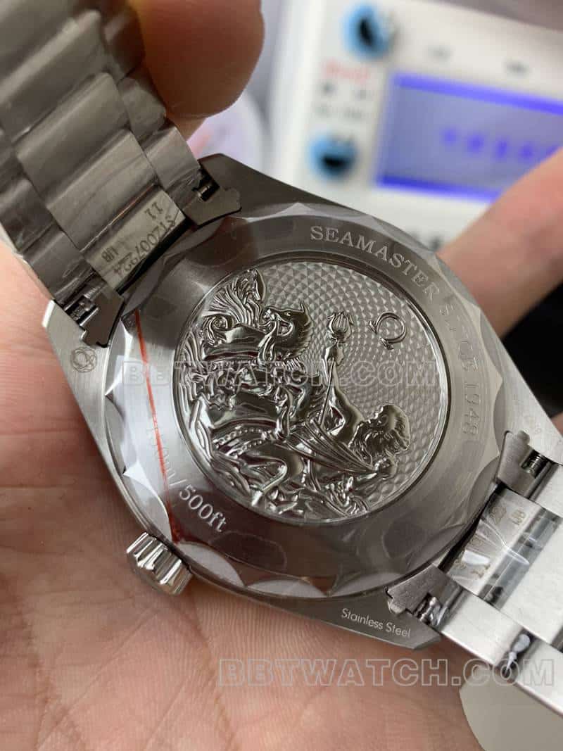 VS欧米茄海马一比一超A精仿蓝盘世界时220.10.43背面实拍图