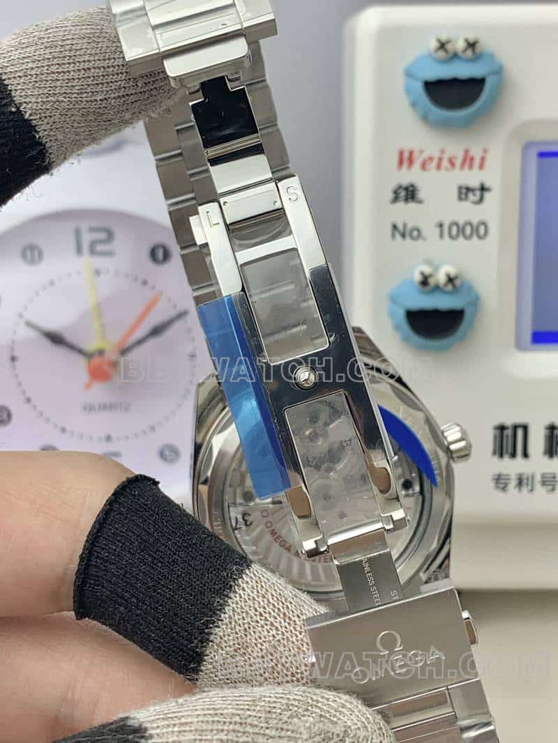 VS欧米茄海马超A高仿150米黑盘220.10.41表扣实拍图