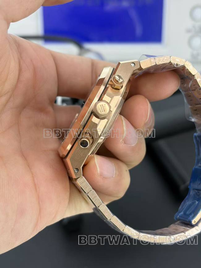 最优复刻手表APS厂皇家橡树爱彼黑盘玫瑰金机械26240侧面实拍图