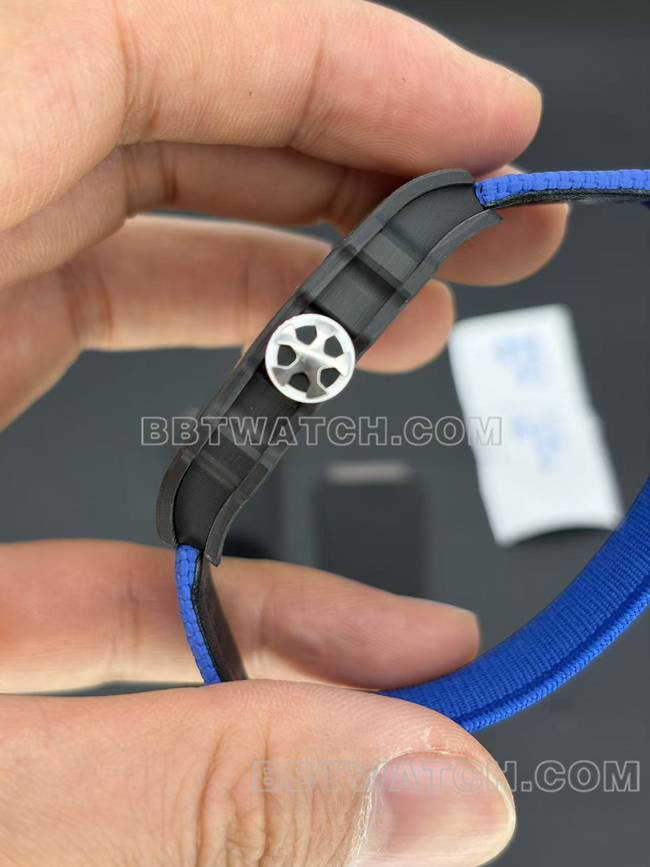 理查德米勒男士顶级复刻手表镂空盘黑壳机械RM67-02侧面实拍图