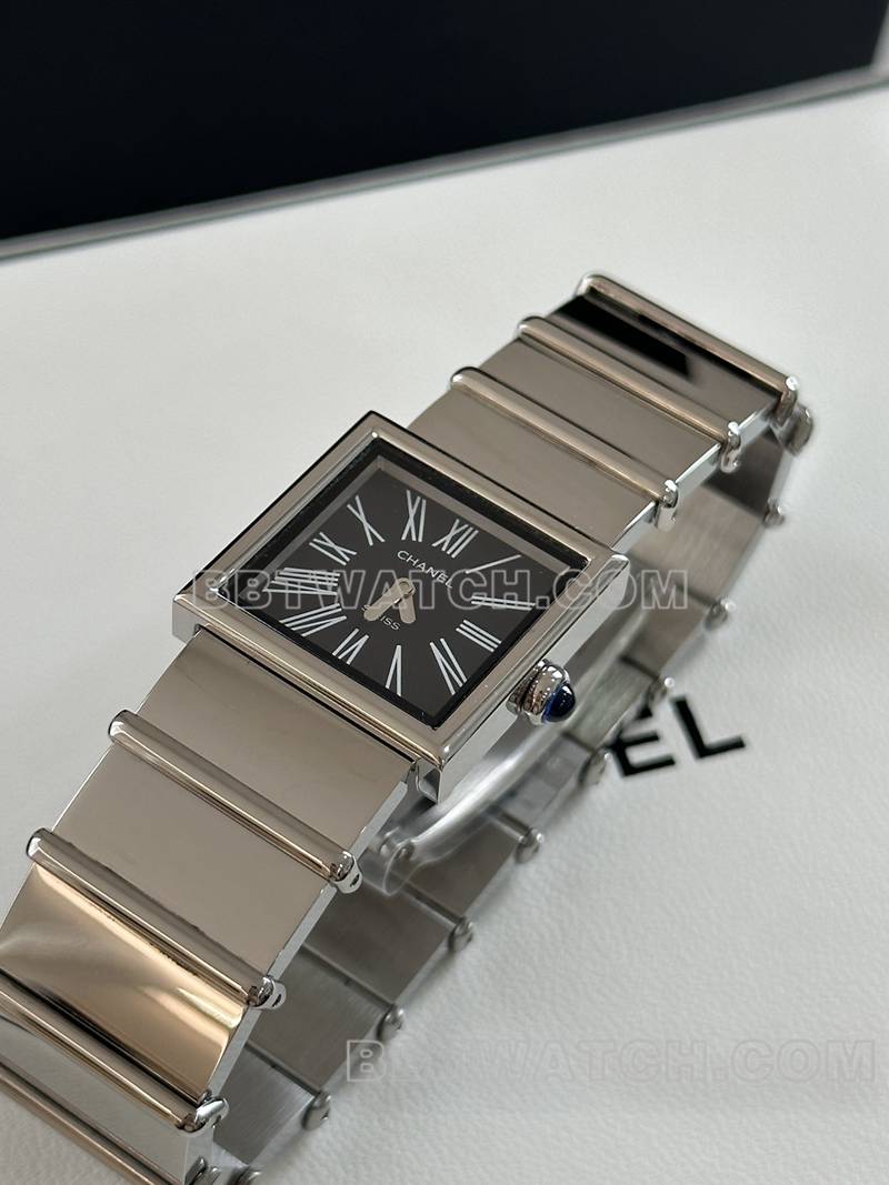 香奈儿顶级复刻原单方形黑盘钢带款正面实拍图