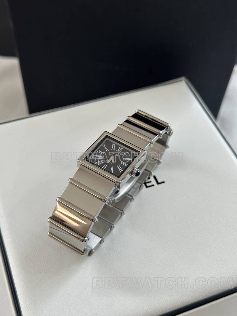 香奈儿顶级复刻原单方形黑盘钢带款正面实拍图