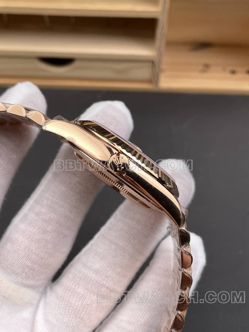 劳力士超级克隆手表RC厂星期日历40mm白盘3255玫瑰金钢带款侧面实拍图