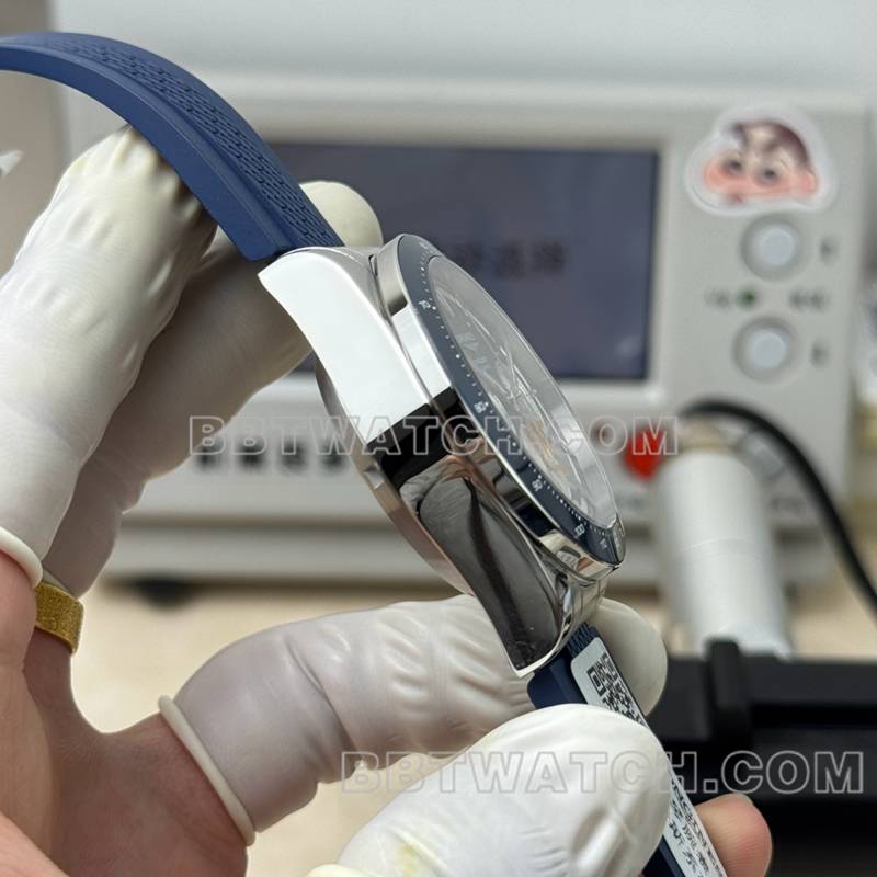 浪琴顶级复刻表AF厂康卡斯蓝盘7750机芯42mm橡胶款侧面实拍图