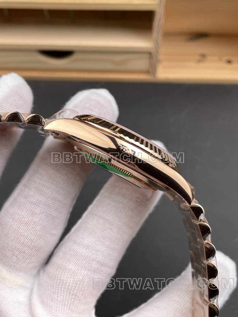 劳力士超级克隆手表RC厂星期日历40mm白盘3255玫瑰金钢带款侧面实拍图