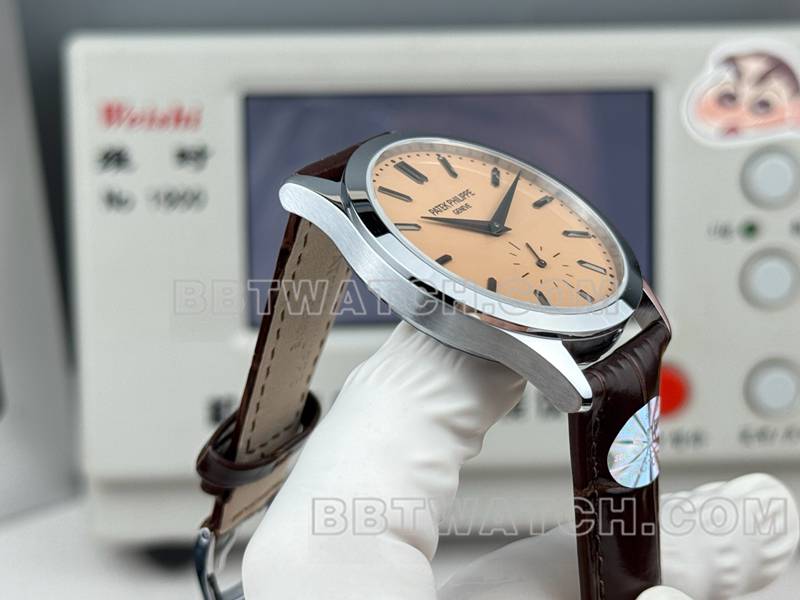 百达翡丽顶级复刻手表SDF厂古典玫瑰金盘39mm皮带款侧面实拍图