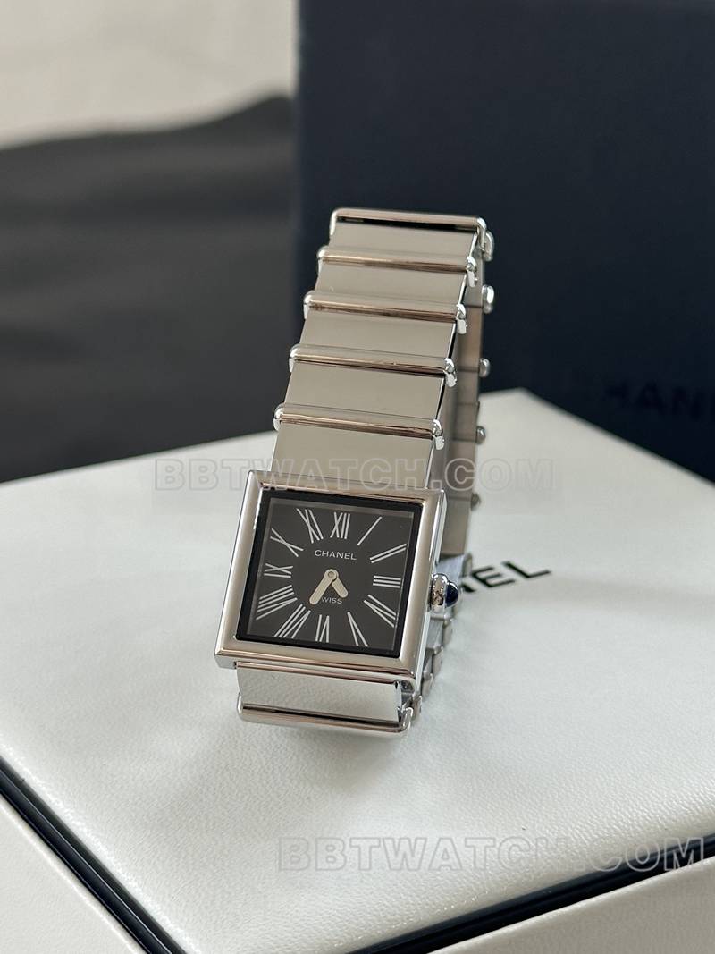 香奈儿顶级复刻原单方形黑盘钢带款正面实拍图