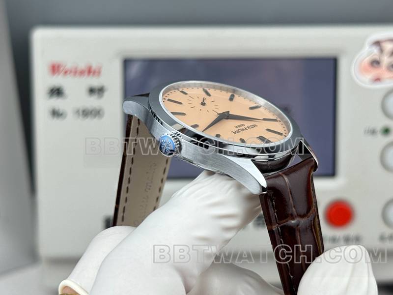 百达翡丽顶级复刻手表SDF厂古典玫瑰金盘39mm皮带款侧面实拍图