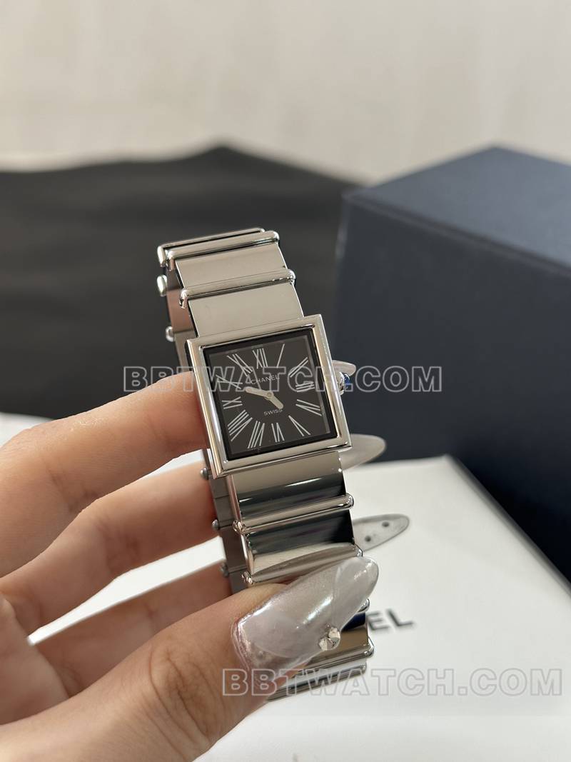 香奈儿顶级复刻原单方形黑盘钢带款正面实拍图