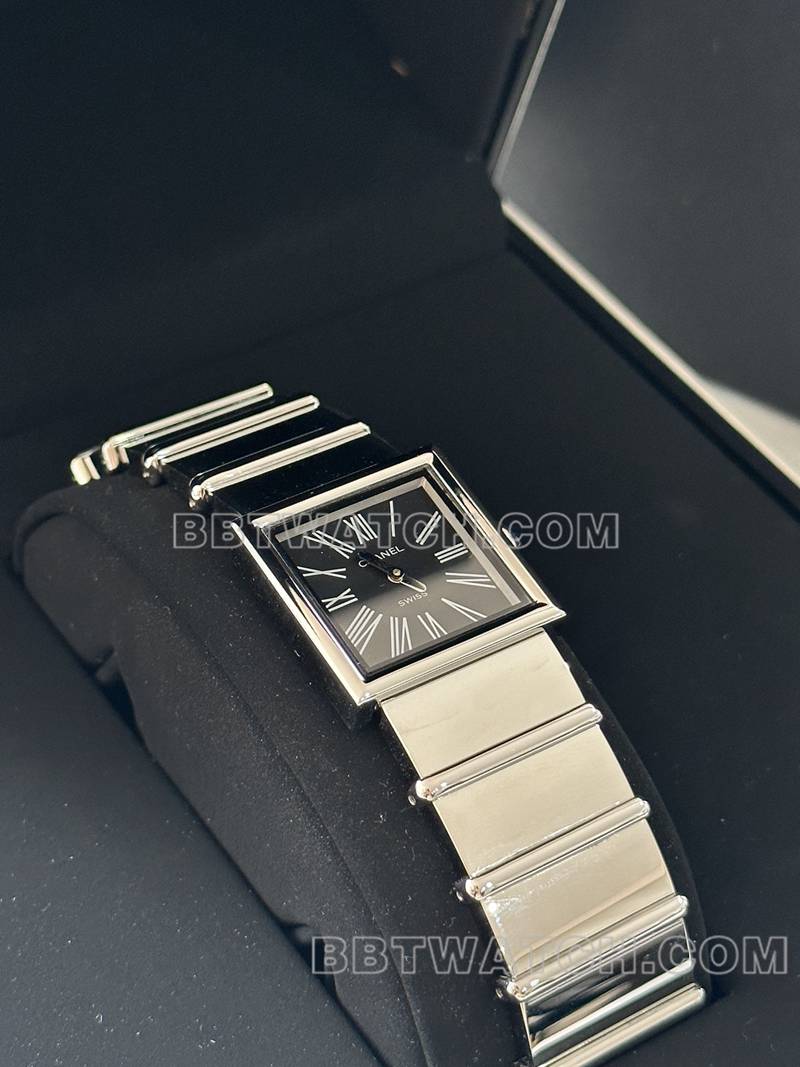 香奈儿顶级复刻原单方形黑盘钢带款正面实拍图