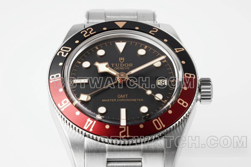 帝舵1:1复刻手表ZF厂碧湾黑盘39mm红黑圈钢带款正面实拍图