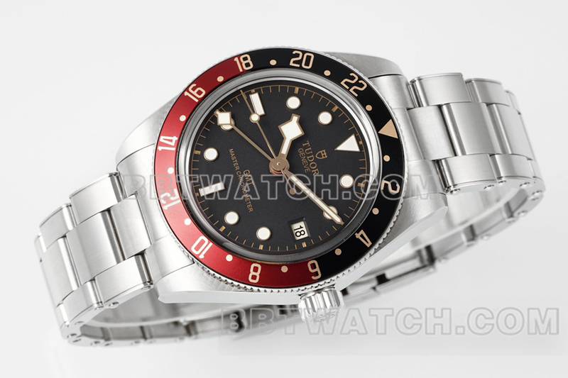 帝舵1:1复刻手表ZF厂碧湾黑盘39mm红黑圈钢带款正面实拍图