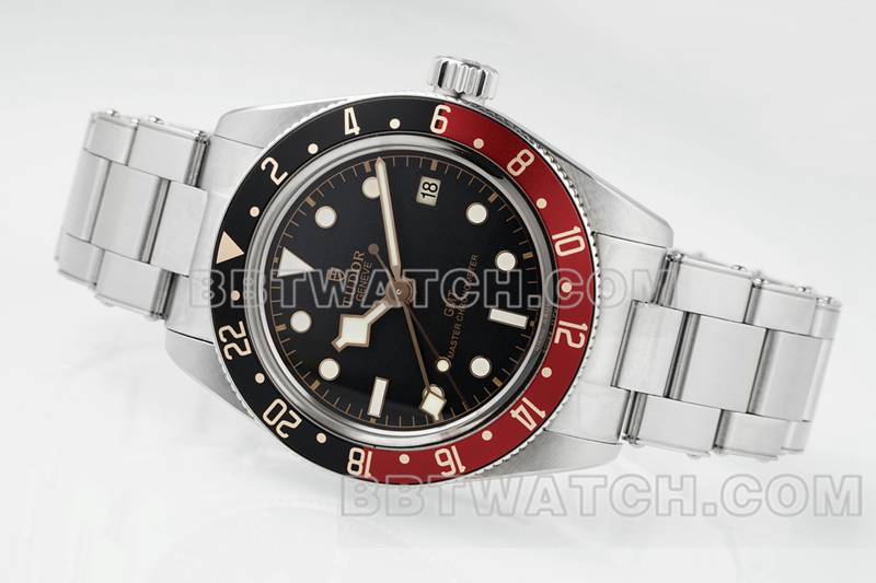 帝舵1:1复刻手表ZF厂碧湾黑盘39mm红黑圈钢带款正面实拍图