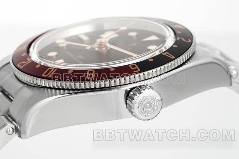 帝舵1:1复刻手表ZF厂碧湾黑盘39mm红黑圈钢带款侧面实拍图