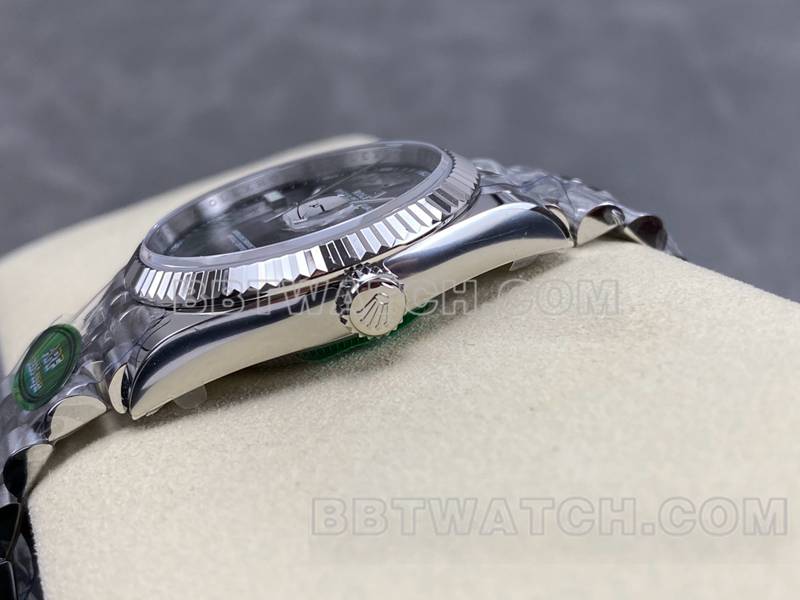 劳力士最佳复刻手表ARF厂日志型灰盘罗马数字36mm钢带款侧面实拍图