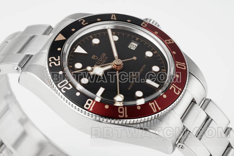 帝舵1:1复刻手表ZF厂碧湾黑盘39mm红黑圈钢带款侧面实拍图