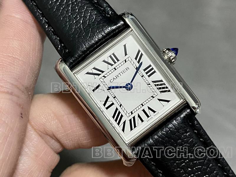卡地亚1:1复刻手表DR厂坦克白色方形表盘皮带款正面实拍图