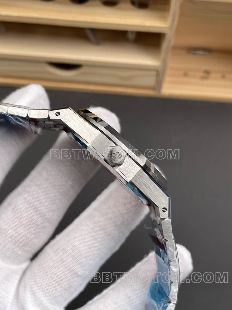 爱彼超级克隆手表DDF厂皇家橡树41mm蓝盘4302机械钢带款侧面实拍图