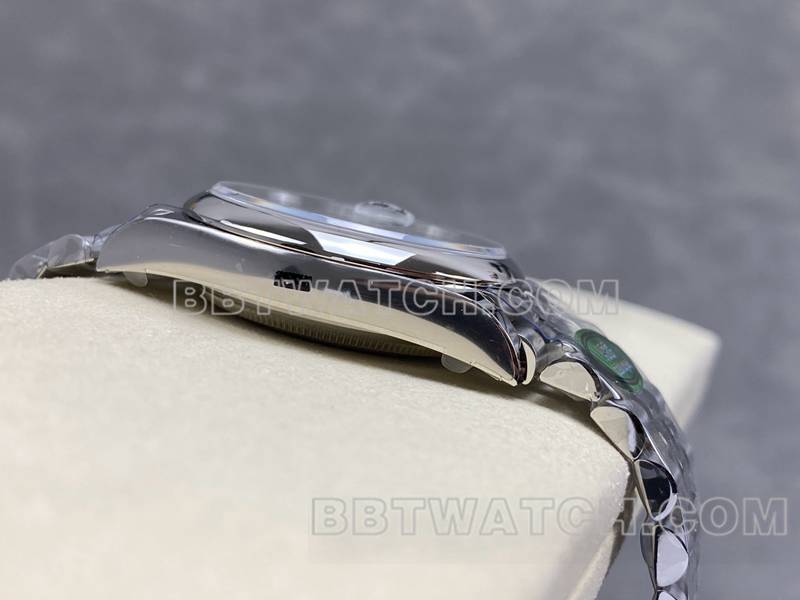 劳力士顶级复刻手表ARF厂日志型绿盘光圈36mm钢带款侧面实拍图