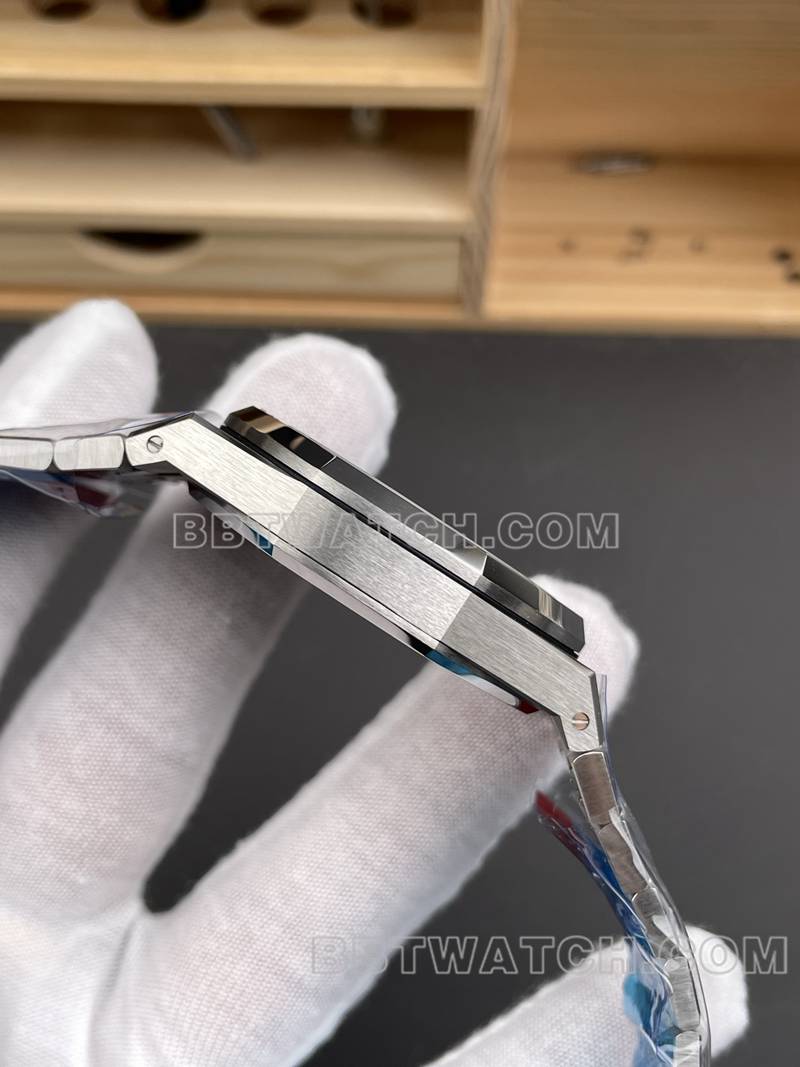 爱彼超级克隆手表DDF厂皇家橡树41mm蓝盘4302机械钢带款侧面实拍图