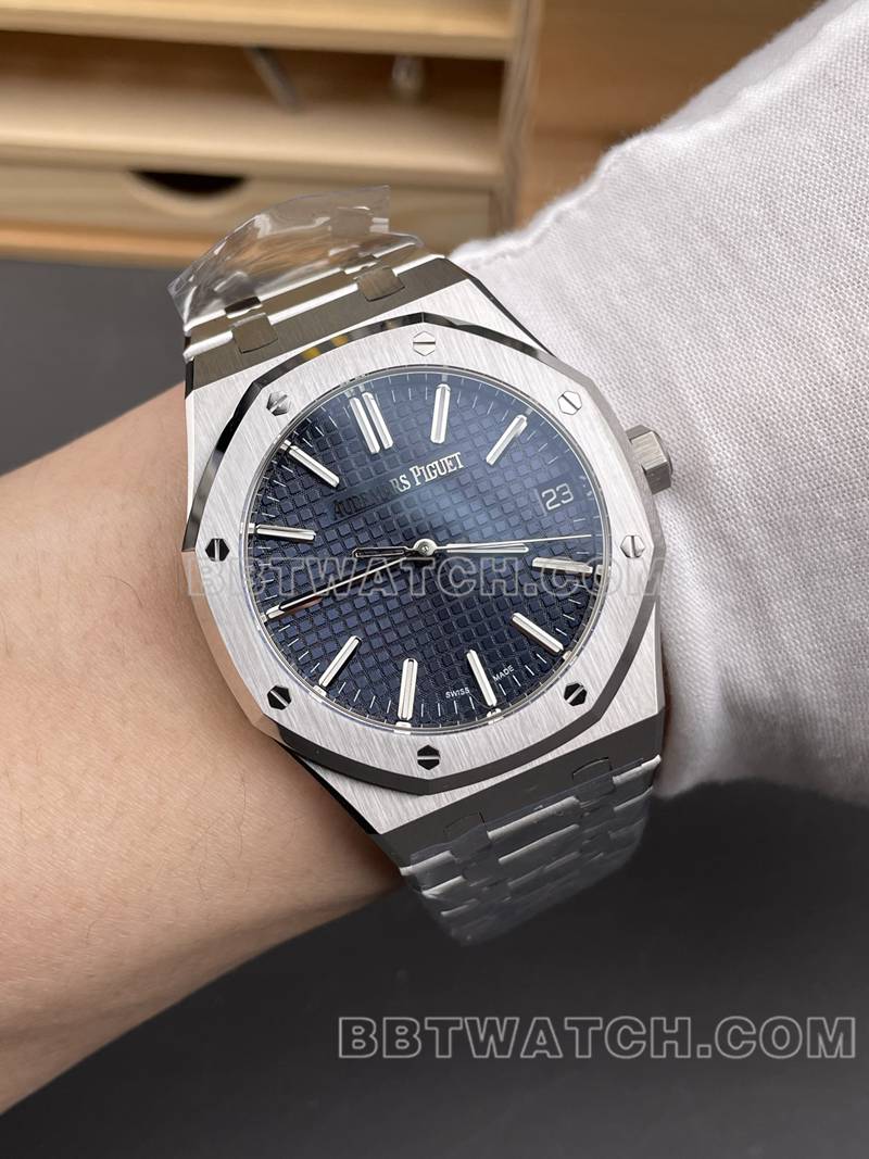 爱彼超级克隆手表DDF厂皇家橡树41mm蓝盘4302机械钢带款正面实拍图