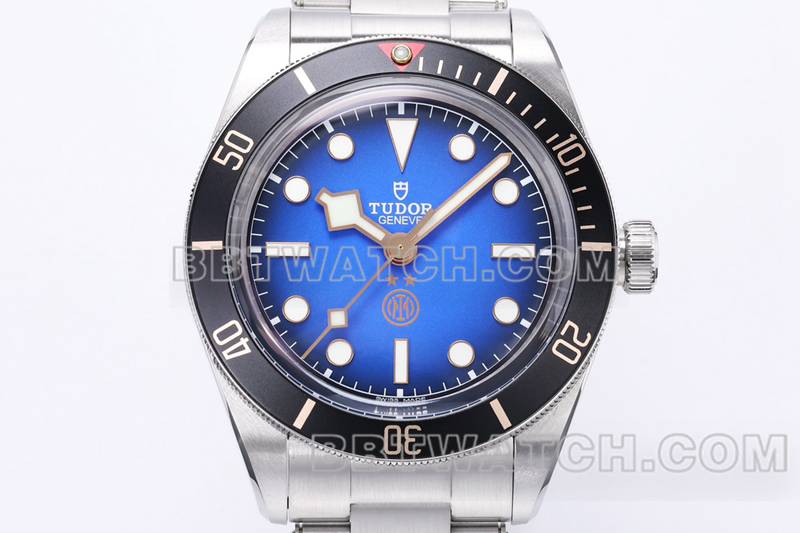 帝舵最佳复刻手表ZF厂碧湾烟熏蓝盘41mm钢带款正面实拍图