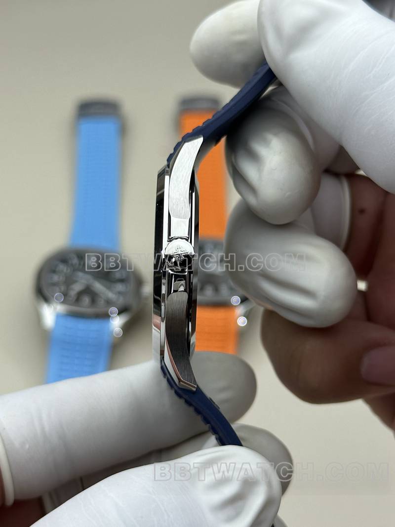 百达翡丽最优复刻手表BBF厂手雷蓝盘蓝色橡胶款5168G侧面实拍图