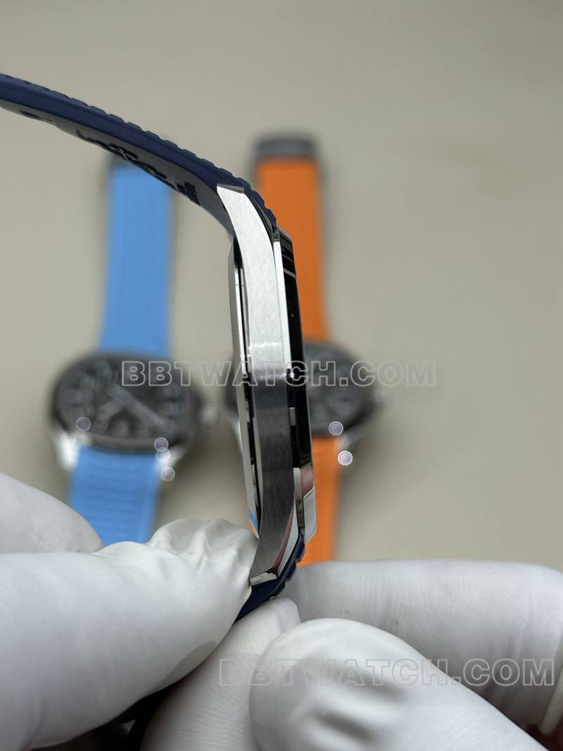 百达翡丽最优复刻手表BBF厂手雷蓝盘蓝色橡胶款5168G侧面实拍图
