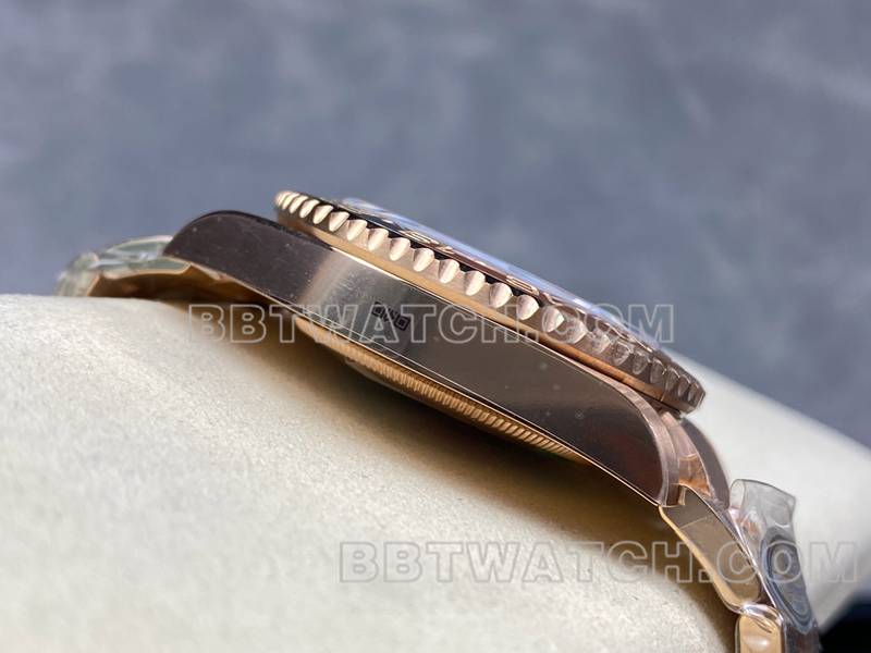 劳力士最优复刻手表ARF厂格林尼治虎眼石GMT玫瑰金钢带款侧面实拍图