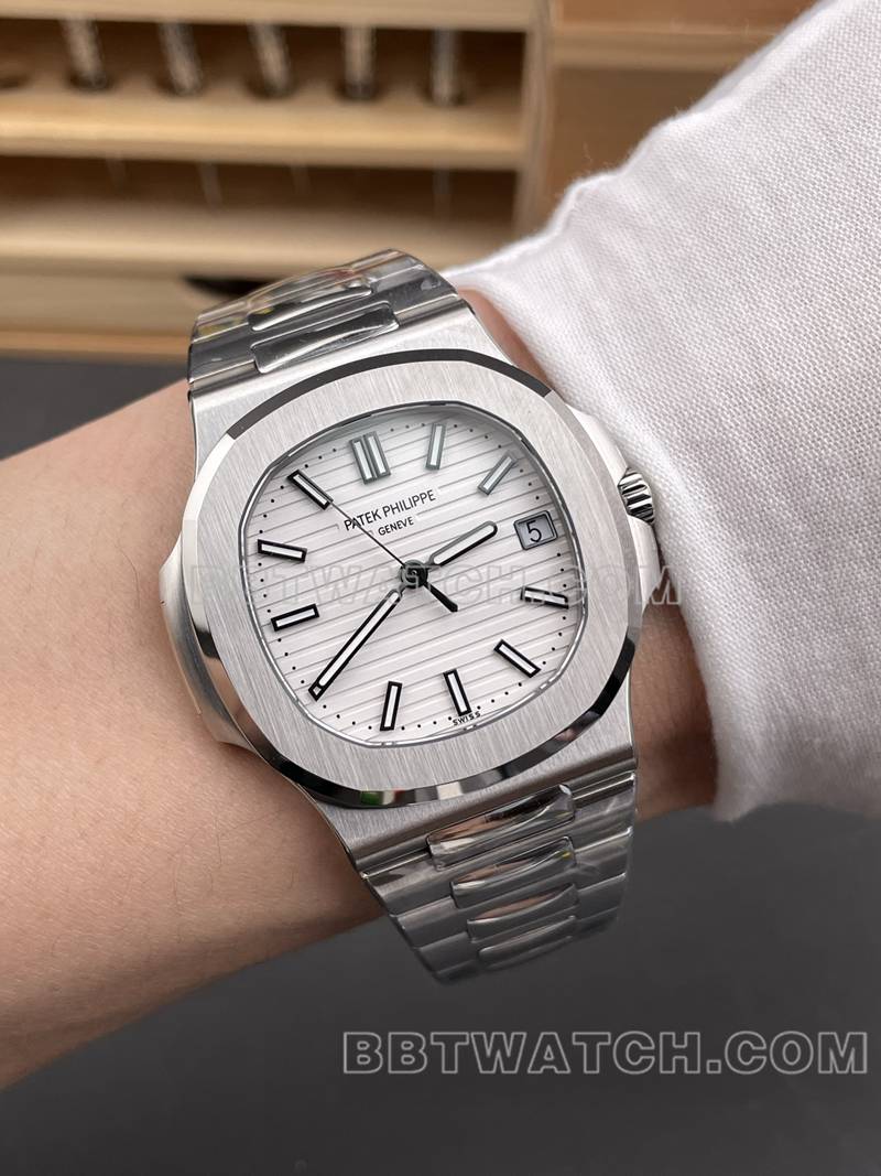 百达翡丽顶级复刻手表DDF厂鹦鹉螺40mm白盘330机芯钢带款正面实拍图