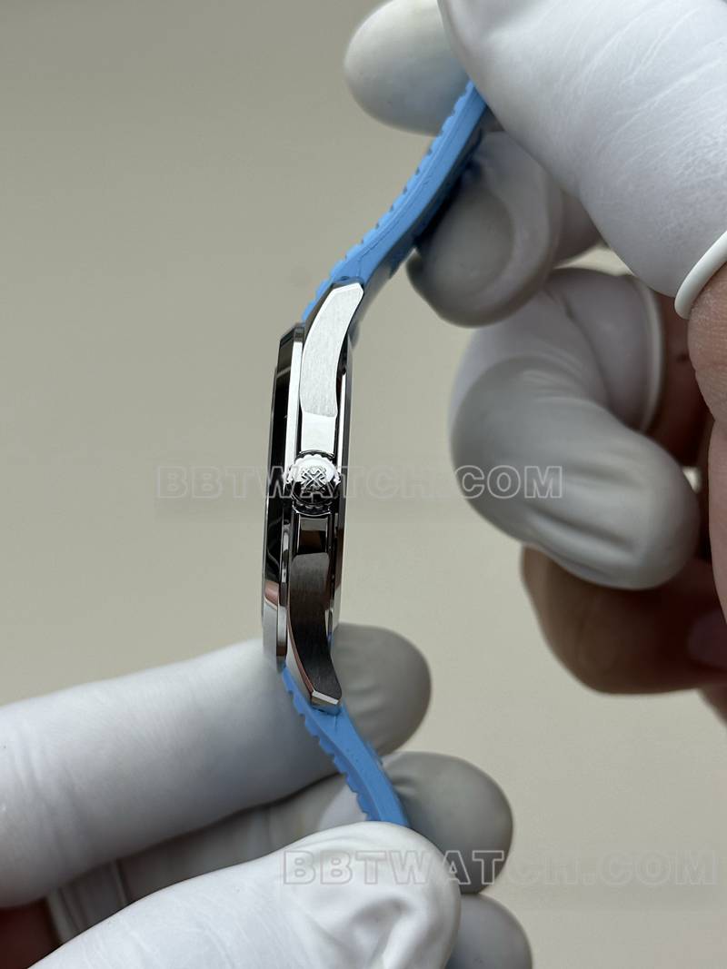 百达翡丽超级克隆手表BBF厂手雷黑盘蓝色橡胶款5167A侧面实拍图