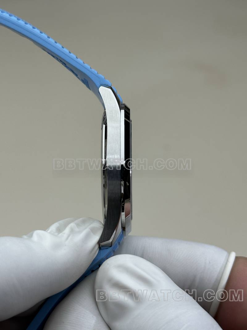 百达翡丽超级克隆手表BBF厂手雷黑盘蓝色橡胶款5167A侧面实拍图