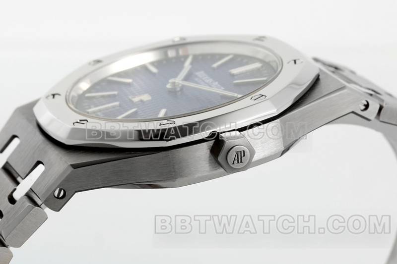 爱彼最优复刻手表ZF厂皇家橡树蓝盘2121机芯钛金属15202侧面实拍图