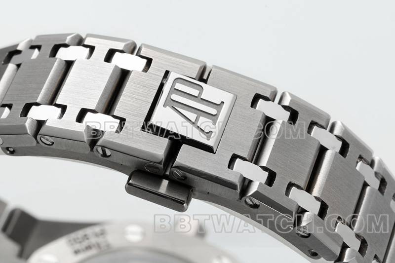 爱彼最优复刻手表ZF厂皇家橡树蓝盘2121机芯钛金属15202表带实拍图