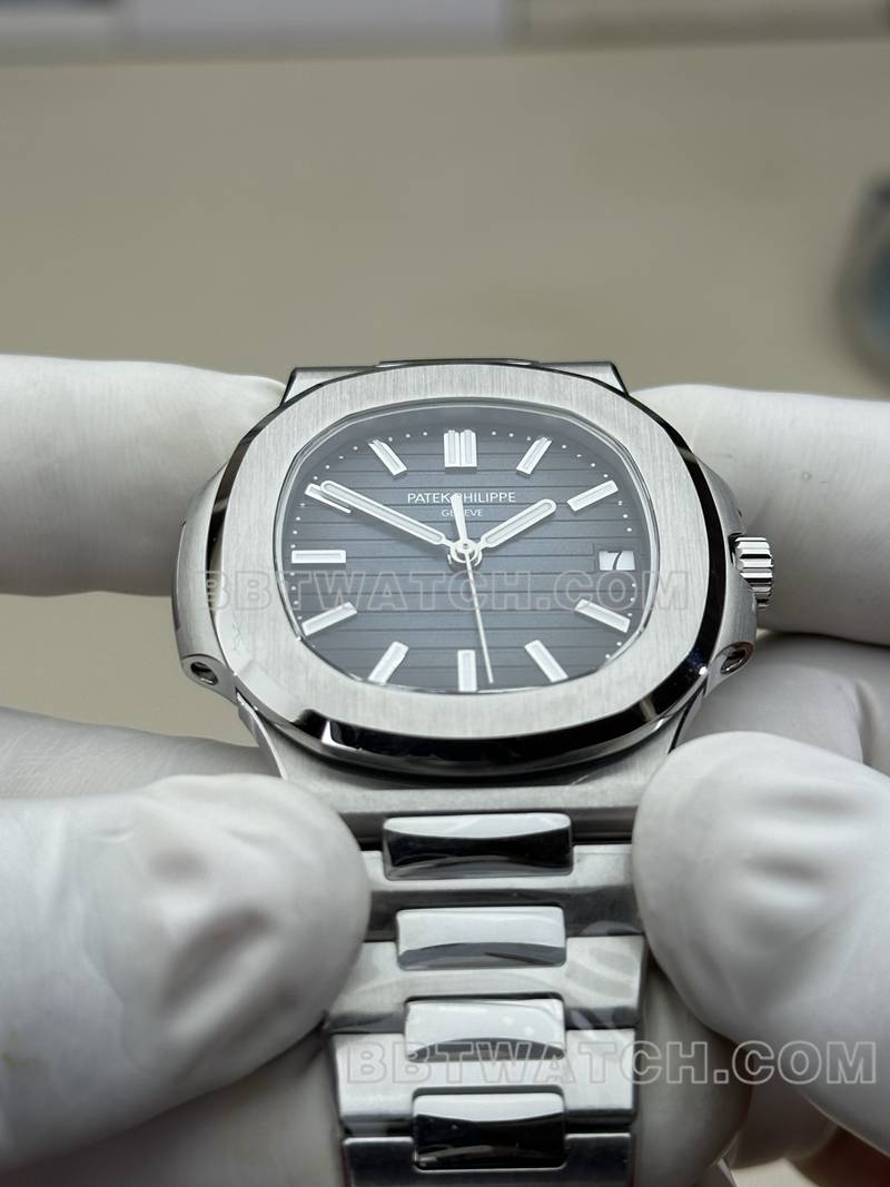 百达翡丽最优复刻手表BBF厂鹦鹉螺324机芯蓝盘钢带款正面实拍图