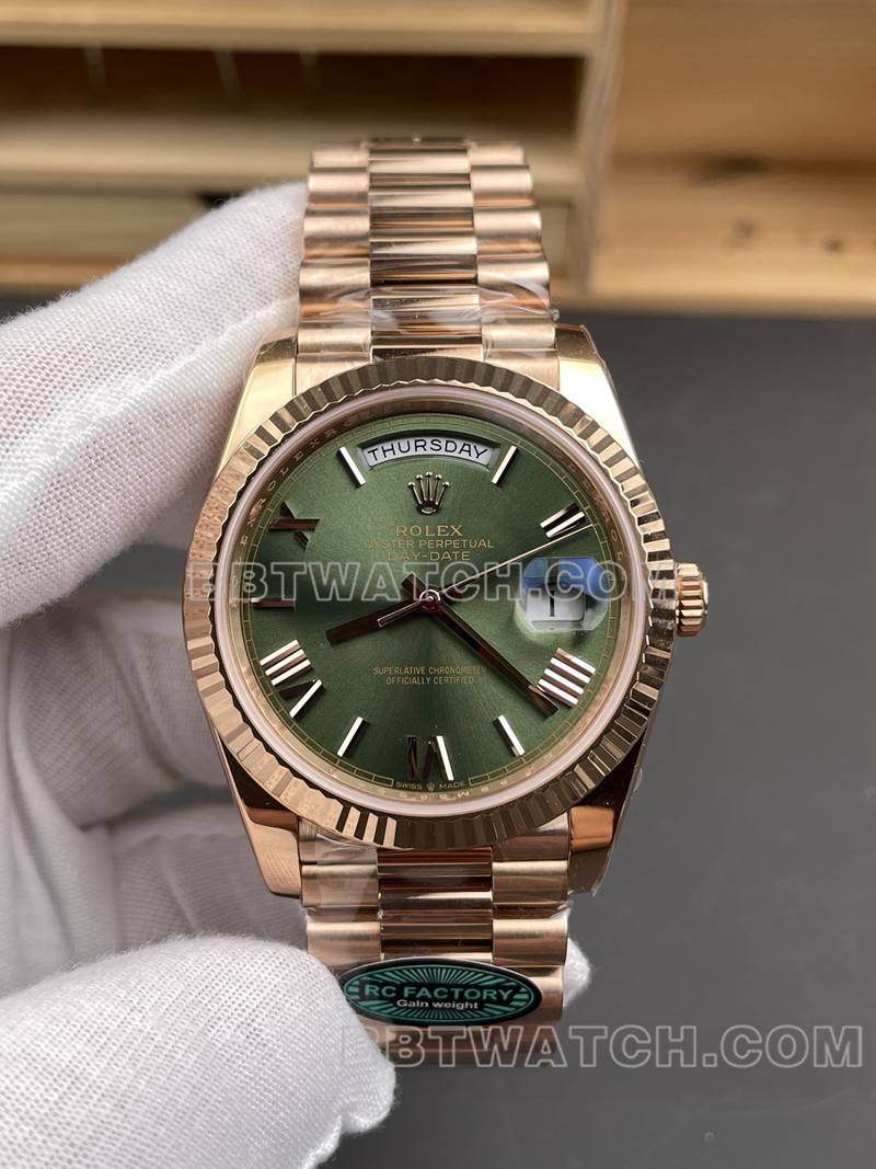 劳力士最佳复刻手表RC厂星期日历40mm绿盘3255玫瑰金钢带款正面实拍图