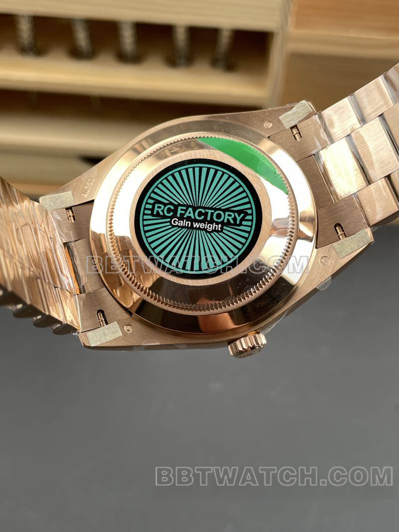 劳力士最佳复刻手表RC厂星期日历40mm绿盘3255玫瑰金钢带款背面实拍图