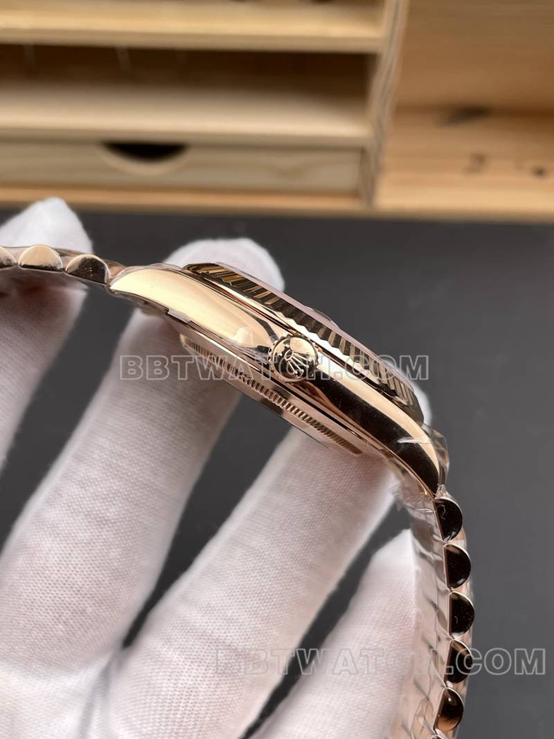 劳力士最佳复刻手表RC厂星期日历40mm绿盘3255玫瑰金钢带款侧面实拍图