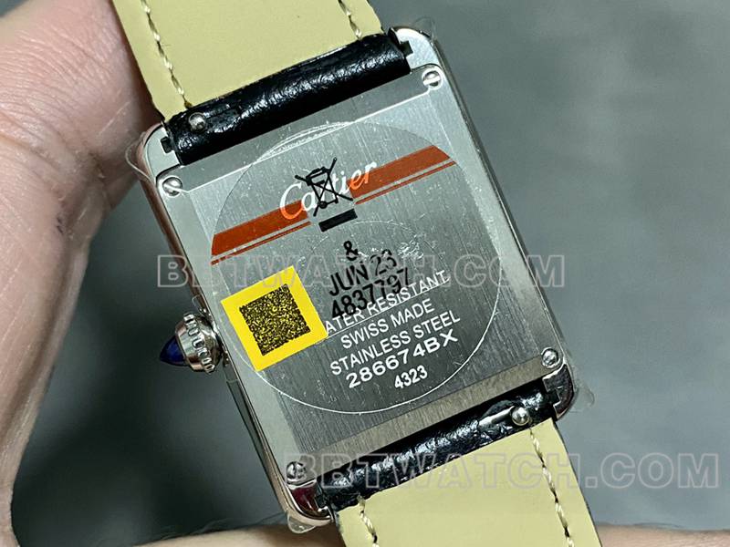 卡地亚1:1复刻手表DR厂坦克白色方形表盘皮带款背面实拍图
