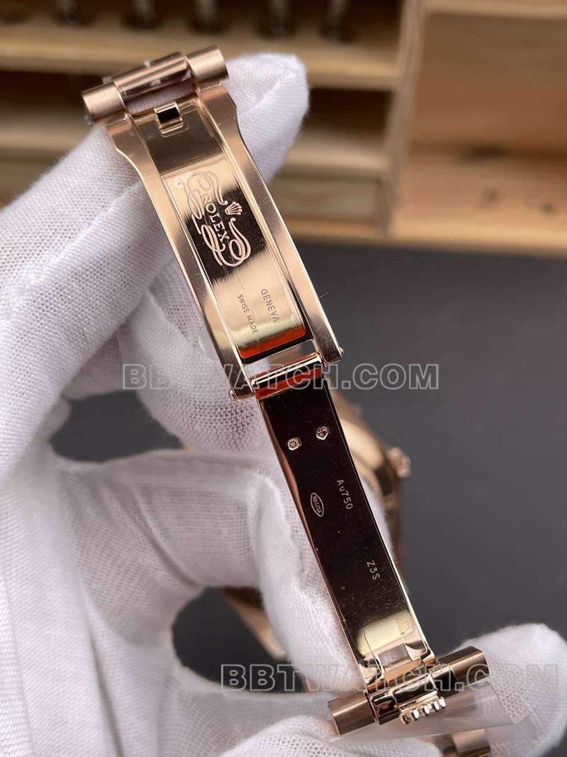 劳力士最佳复刻手表RC厂星期日历40mm绿盘3255玫瑰金钢带款表扣实拍图