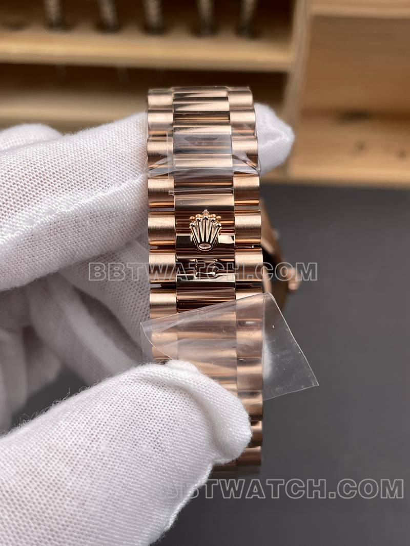 劳力士最佳复刻手表RC厂星期日历40mm绿盘3255玫瑰金钢带款表带实拍图