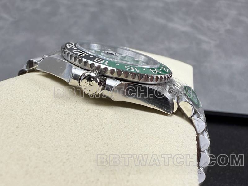 劳力士顶级复刻手表ARF厂格林尼治GMT绿盘3285机芯侧面实拍图
