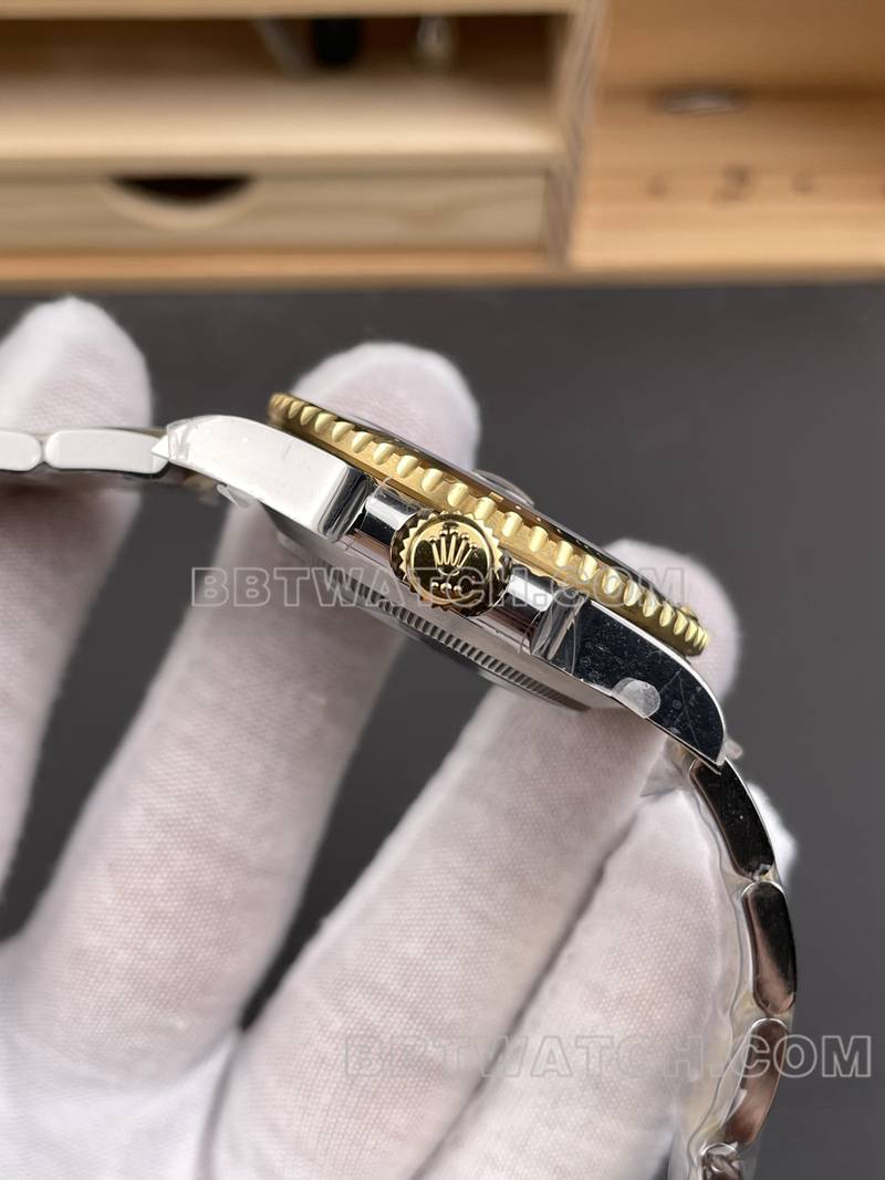 劳力士最优复刻手表RC厂潜航者40mm间金黑水鬼3135机芯侧面实拍图