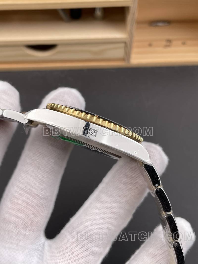 劳力士最优复刻手表RC厂潜航者40mm间金黑水鬼3135机芯侧面实拍图